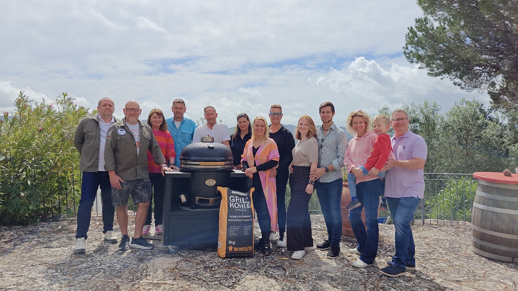 Gruppe am Kamado-Grill in der Toskana