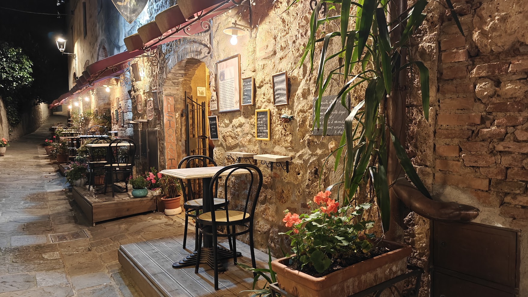 Abendstimmung in einer Gasse von Massa Marittima